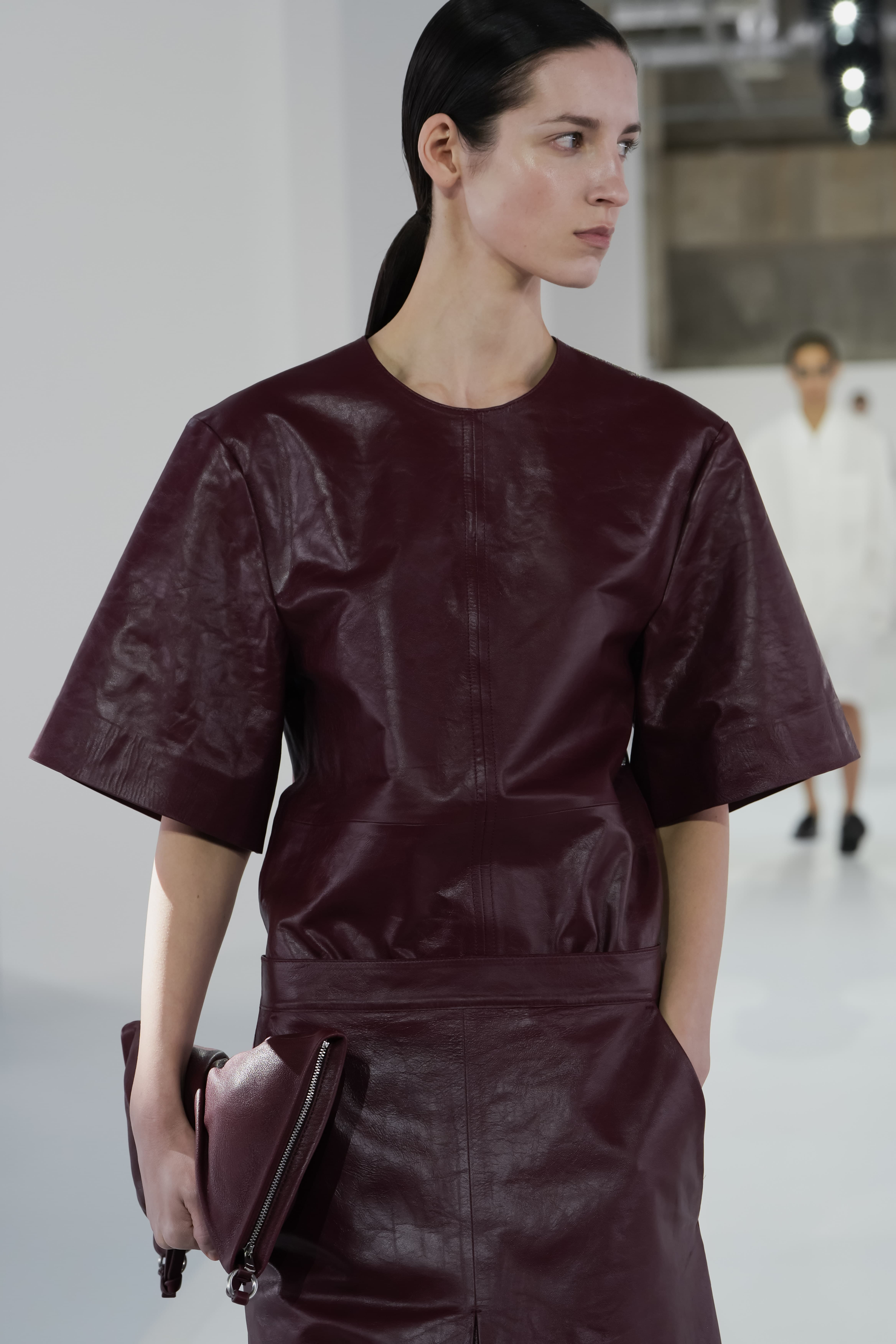 プリーツ入り テクスチャードレザー ミディスカート